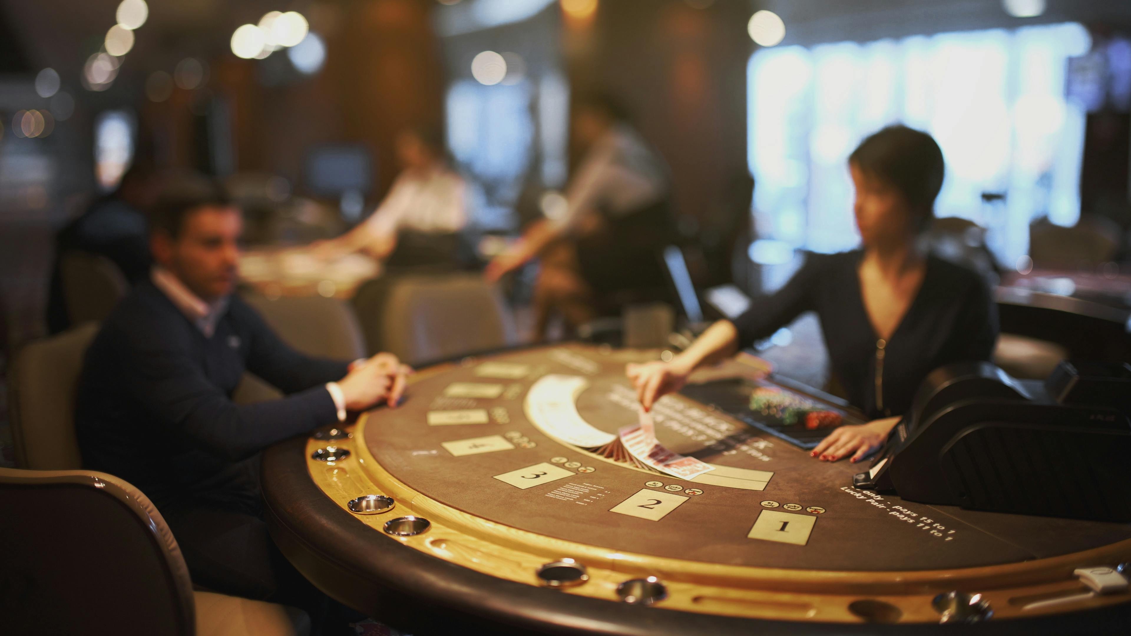 Pengguna mengakses laman sportsbook po4d dengan perangkat smartphone di suasana malam hari